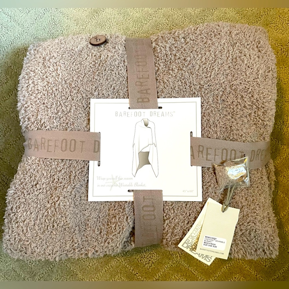 NWT Barefoot Dreams wearable blanket